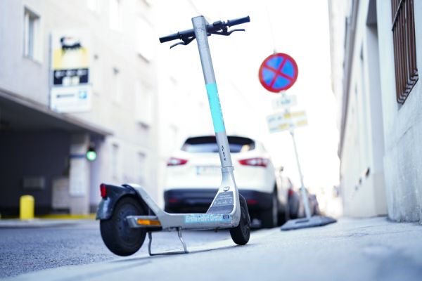 Betrunkener E-Scooter-Fahrer in Villach stürzte schwer